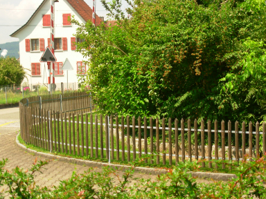 Holzpalisaden mit Metalltraversen