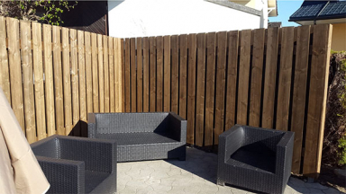 Sichtschutz für Terrasse im Garten aus dunklem Holz