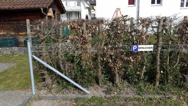 Parkplatzschild auf Zaun