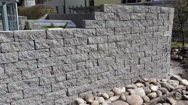Steinmauer Sichtschutzmauer aus Quadersteinen