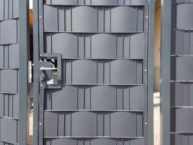 Eingeflochtene Kunststofffolie im Tor eines Sichtschutzzaunes aus Gitterstabmatten