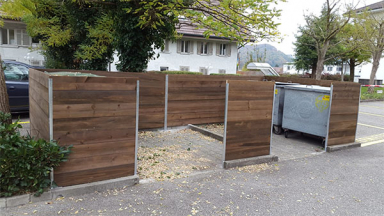 Sichtschutzwand für Abfallcontainer aus Holz mit Metallgestell